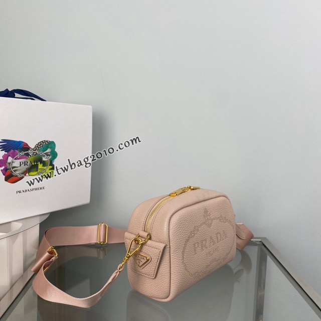 Prada專櫃新款小號雕花logo斜跨包 1BH187 普拉達小牛皮休閒肩背女包 csp1678
